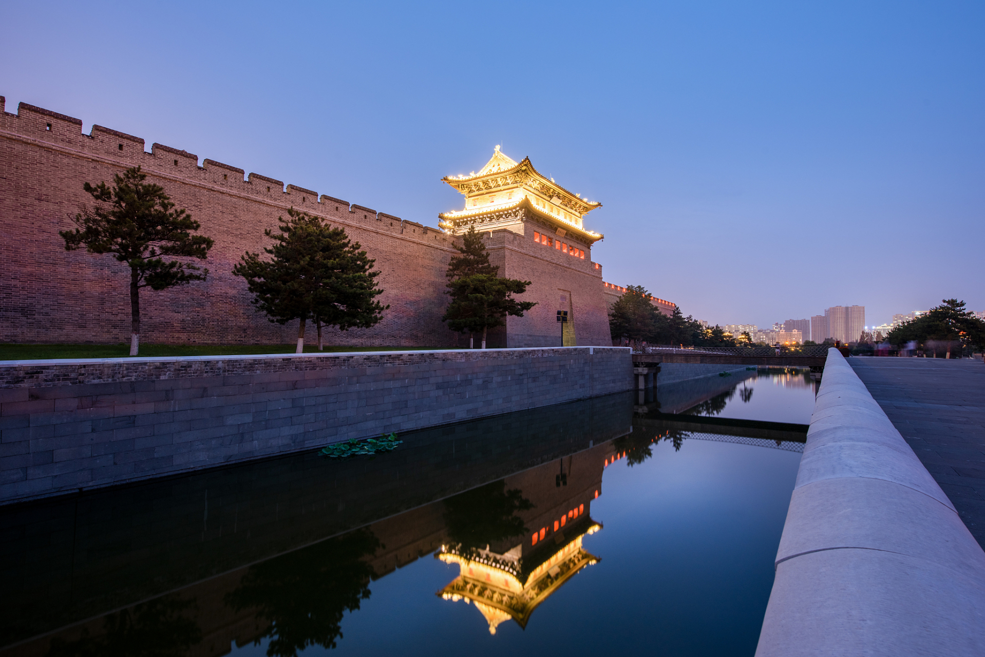 山西的大同古城是一座充满魅力的旅游胜地,其城墙高大雄伟,造型奇特