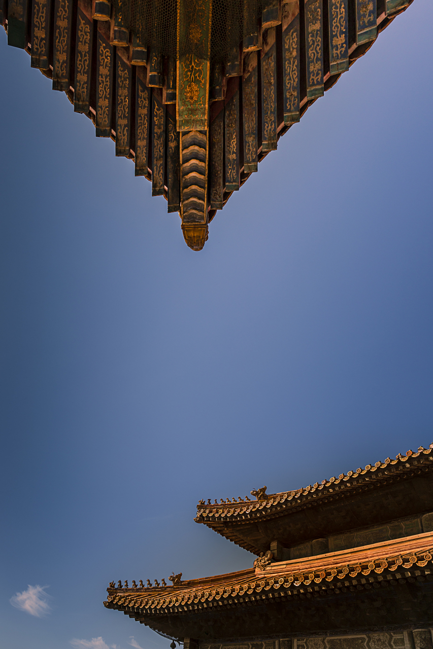 故宫里的红墙绿瓦, 翘角飞檐,线条流畅, 笔直的廊道,曲折的迷宫, 让人