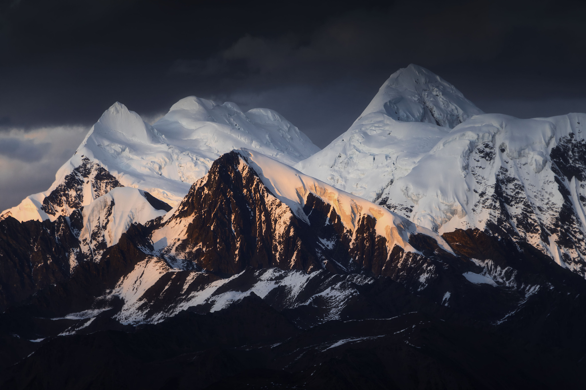 贡嘎雪山,玉龙雪山,南迦巴瓦,天山和黄山是中国五座最美丽的山峰之一