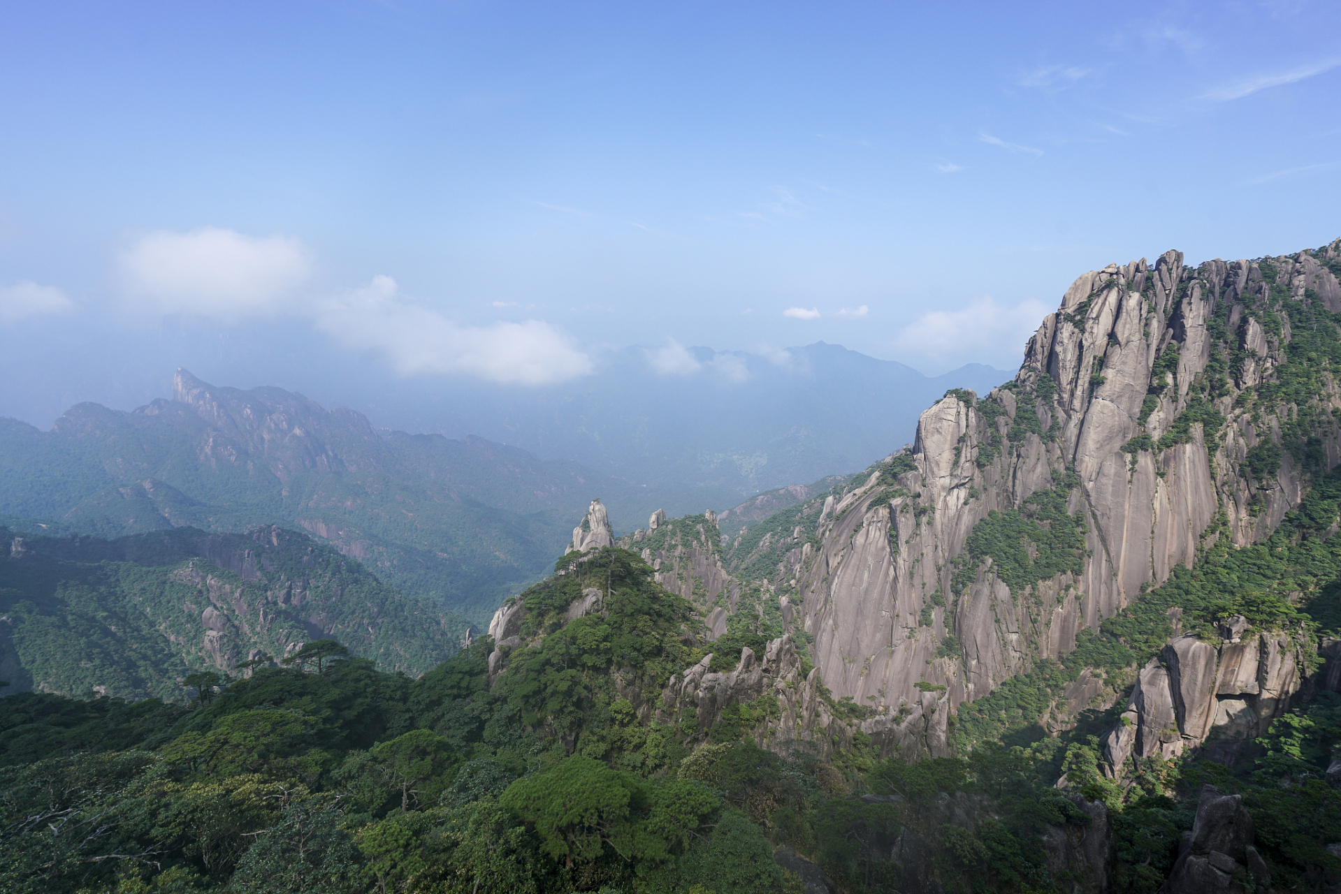 值得一游 68江西灵山风景区是一个非常值得一游的地方,以其独特的