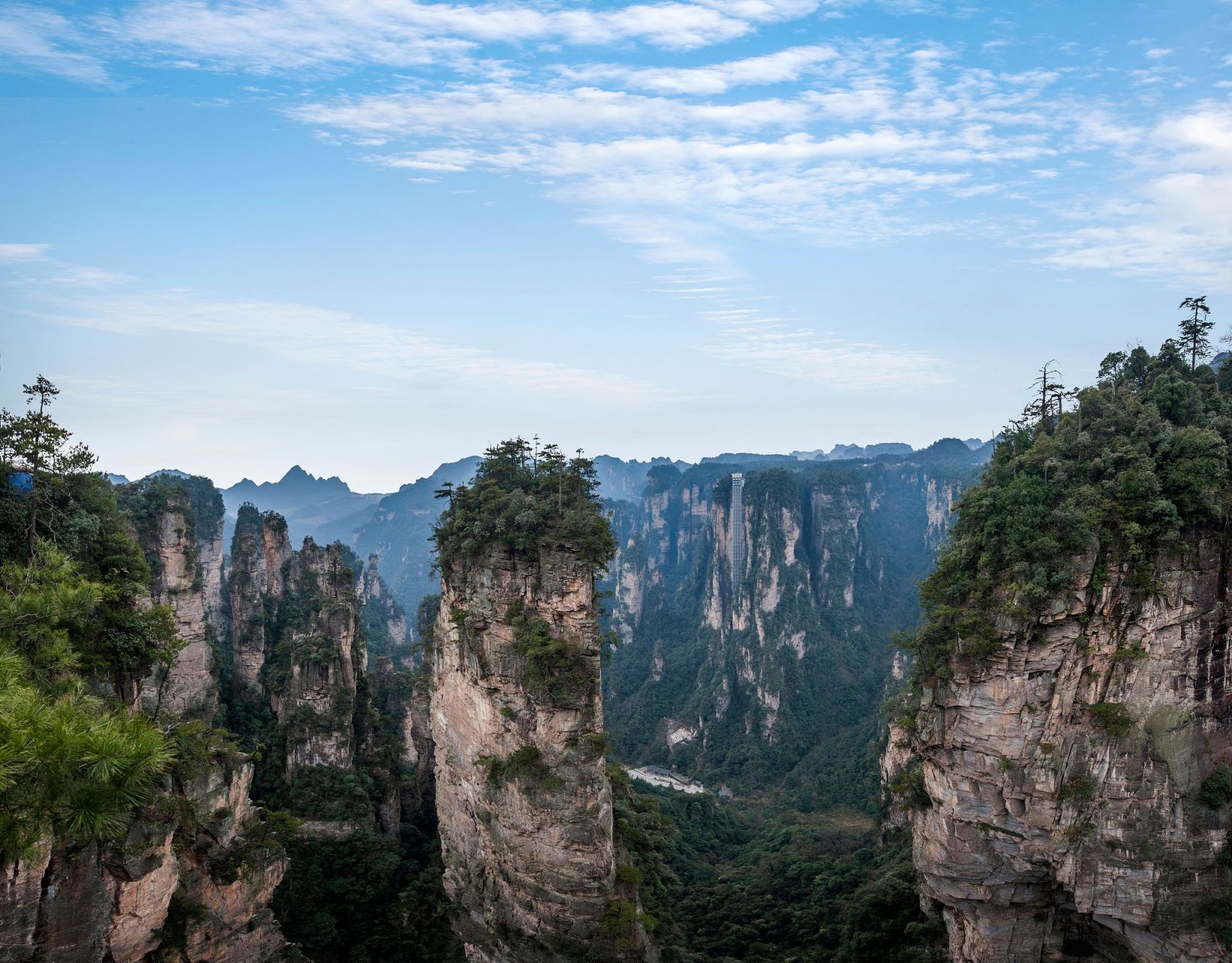 探寻湖南绿意,步入张家界国家森林公园,身临其境的天门山.