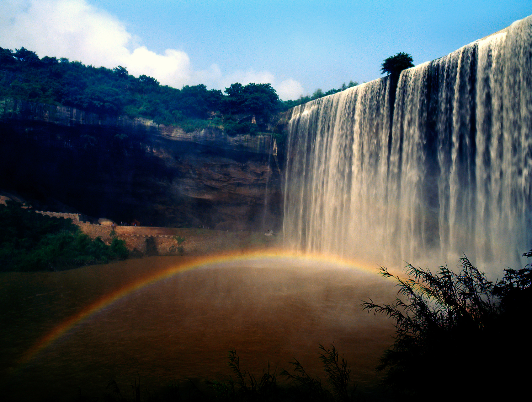 它以雄伟壮观,气势磅礴的景色而闻名.