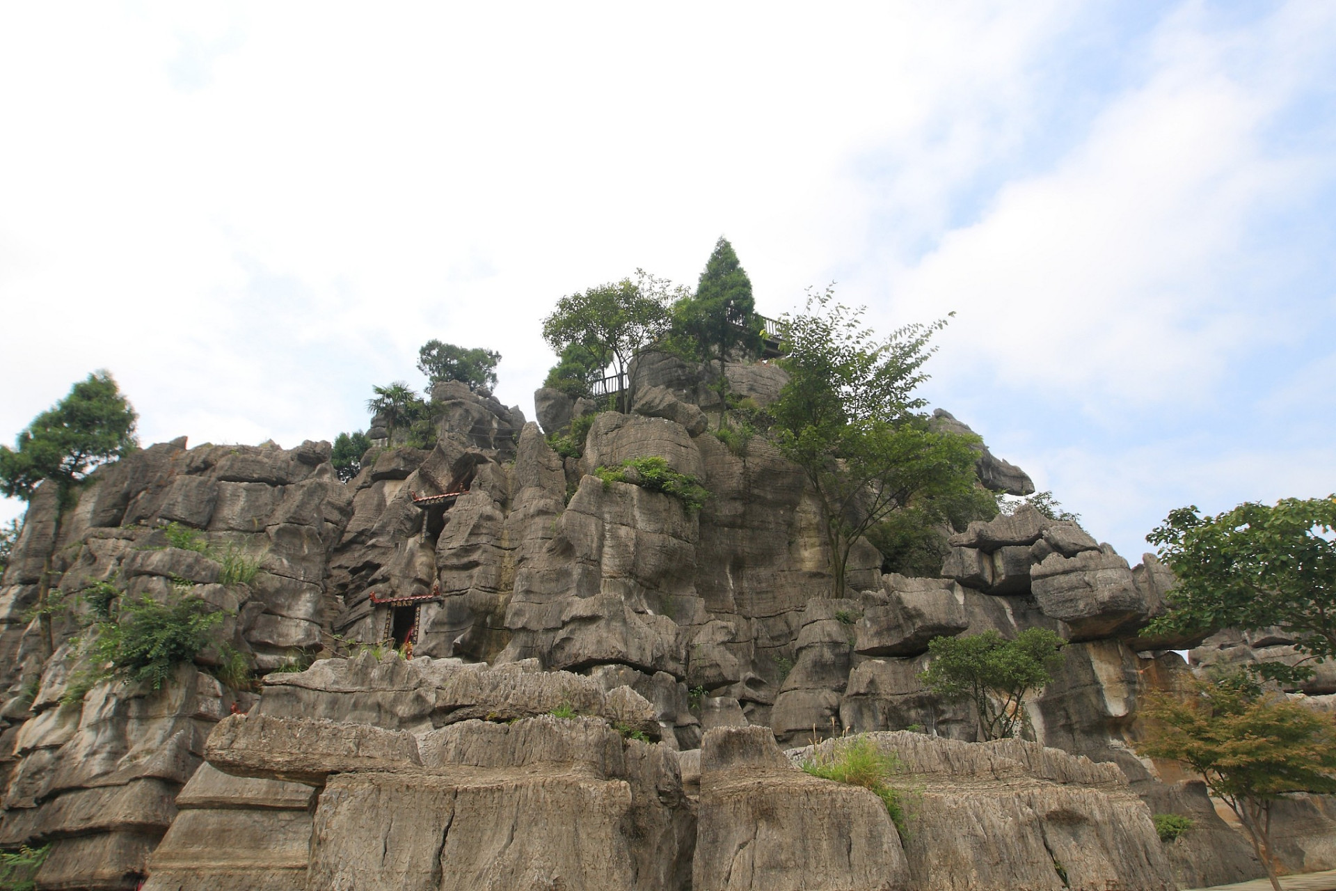 万盛石林风景区位于重庆市万盛区,是一个自然景观为主的旅游胜地.