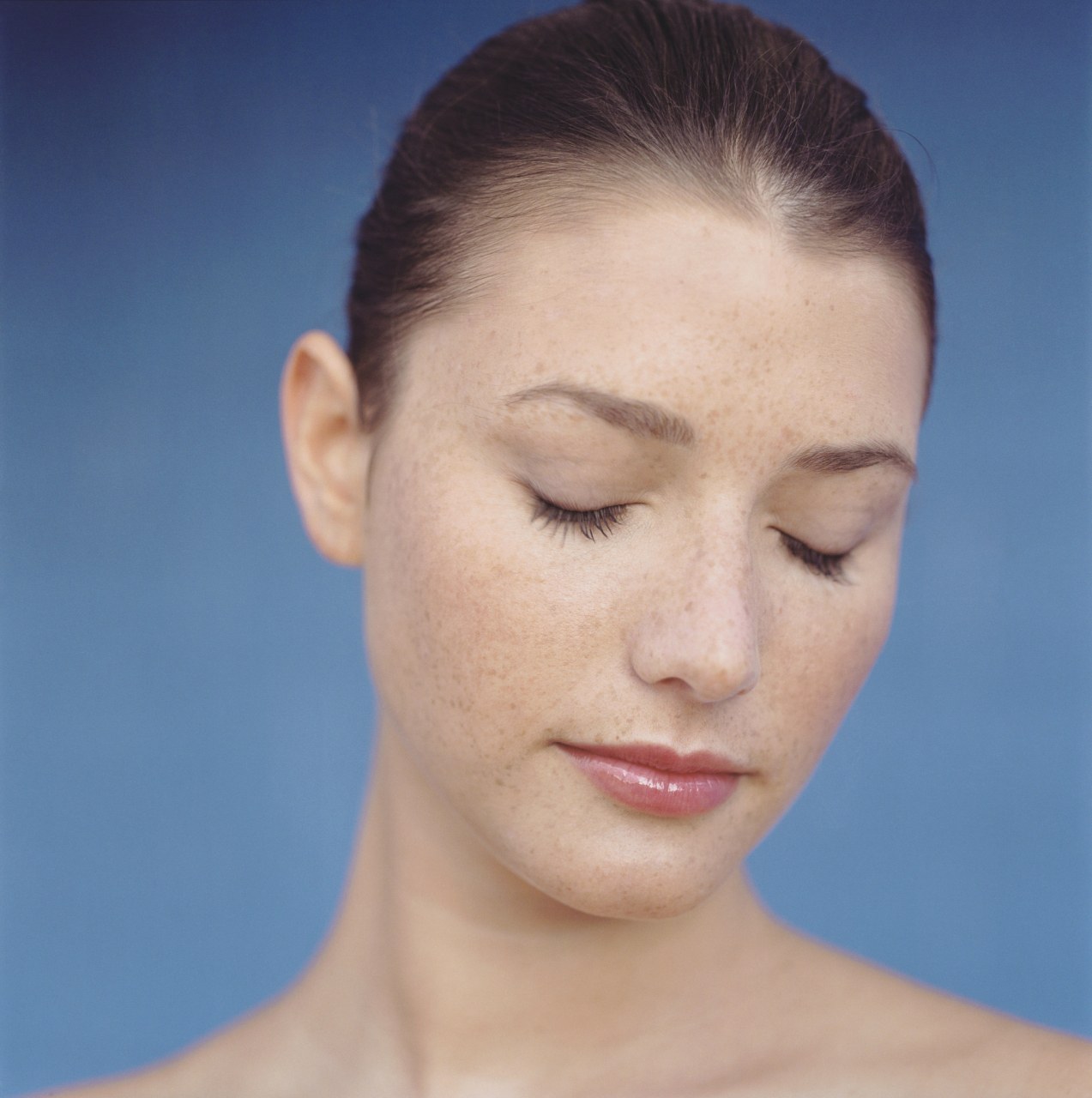 油脂分泌旺盛,毛孔粗大,t区油光闪闪,这些都是油性皮肤的典型特点哦