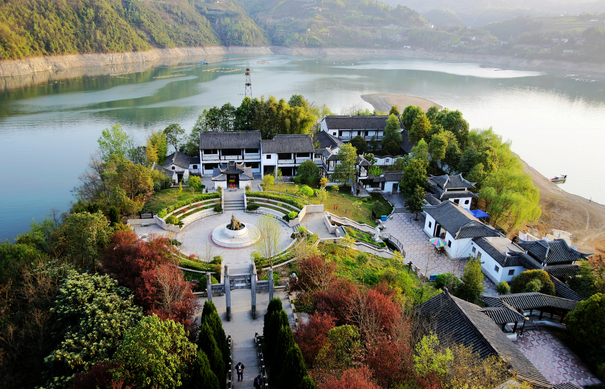 瀛湖风景区介绍:瀛湖,湖光山色,岛屿星罗棋布.