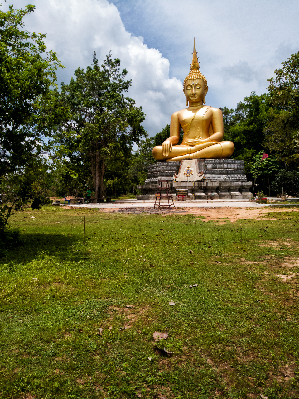 勐泐大佛寺,位于云南省西双版纳傣族自治州州府景洪市城郊,按照国家