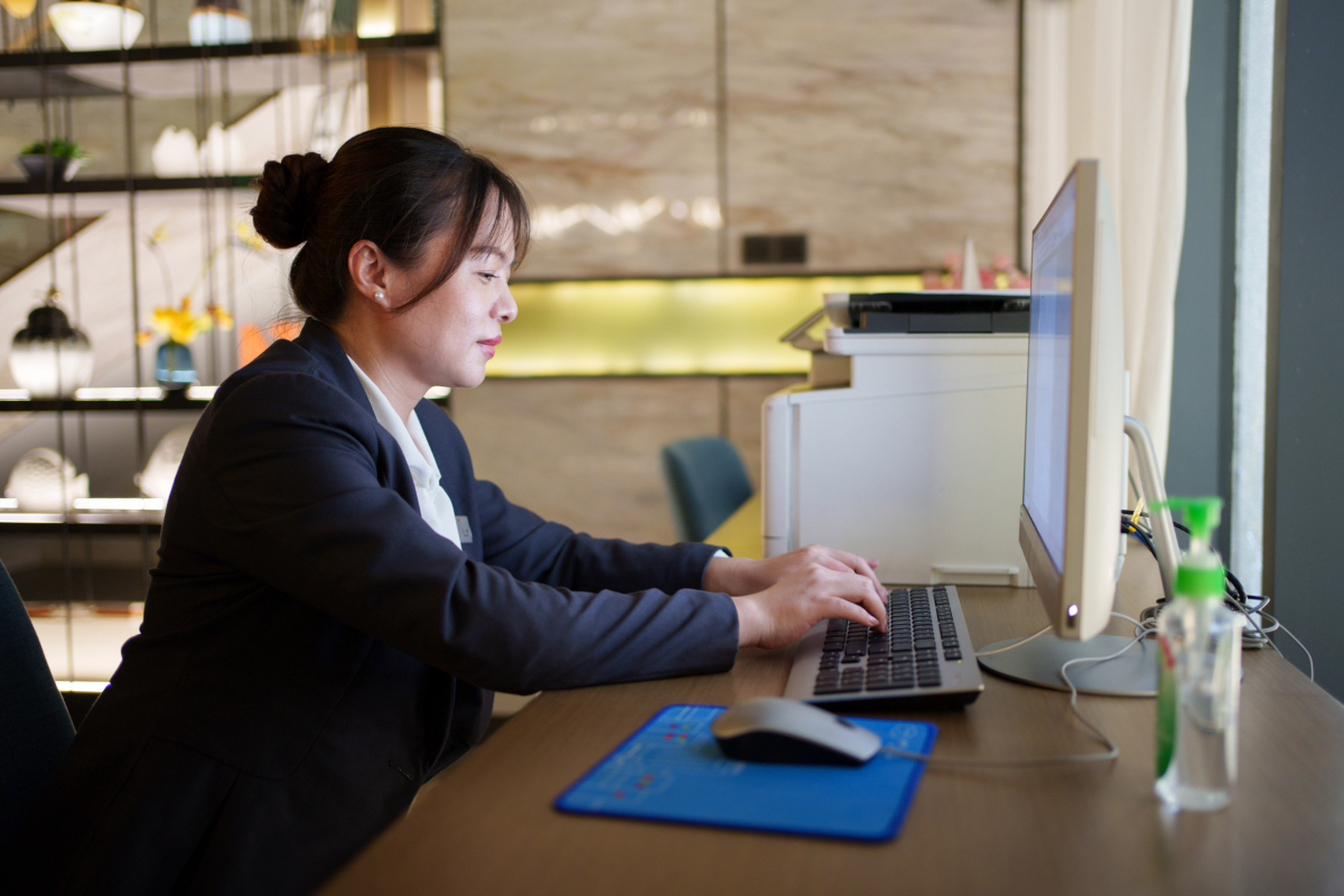 一员工因提前几分钟下班被公司辞退,法院判决公司违法解除劳动合同并