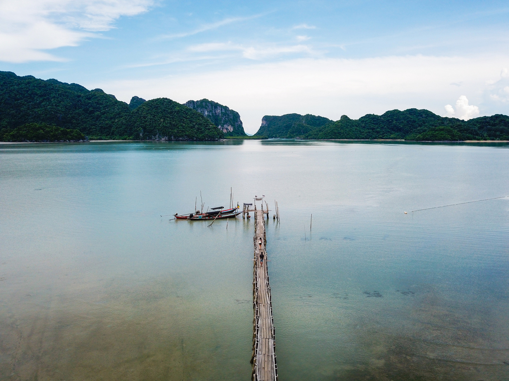 大龙湖,位于南宁市上林县西燕镇,是由大龙湖和大龙洞两部分组成的.