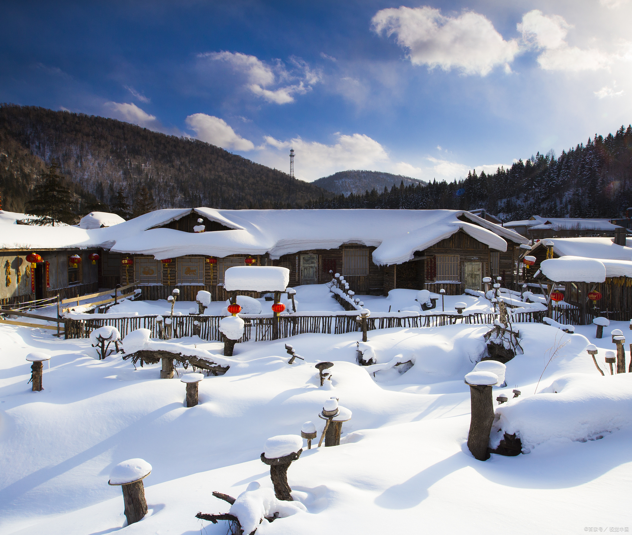 雪乡景区位于中国黑龙江省牡丹江市境内,是一个以冰雪旅游为主打的