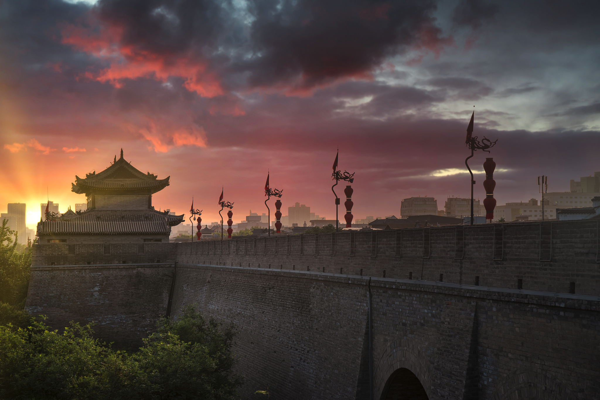 西安古城墙是中国现存最完整的古代城墙之一,可以步行或者骑行到