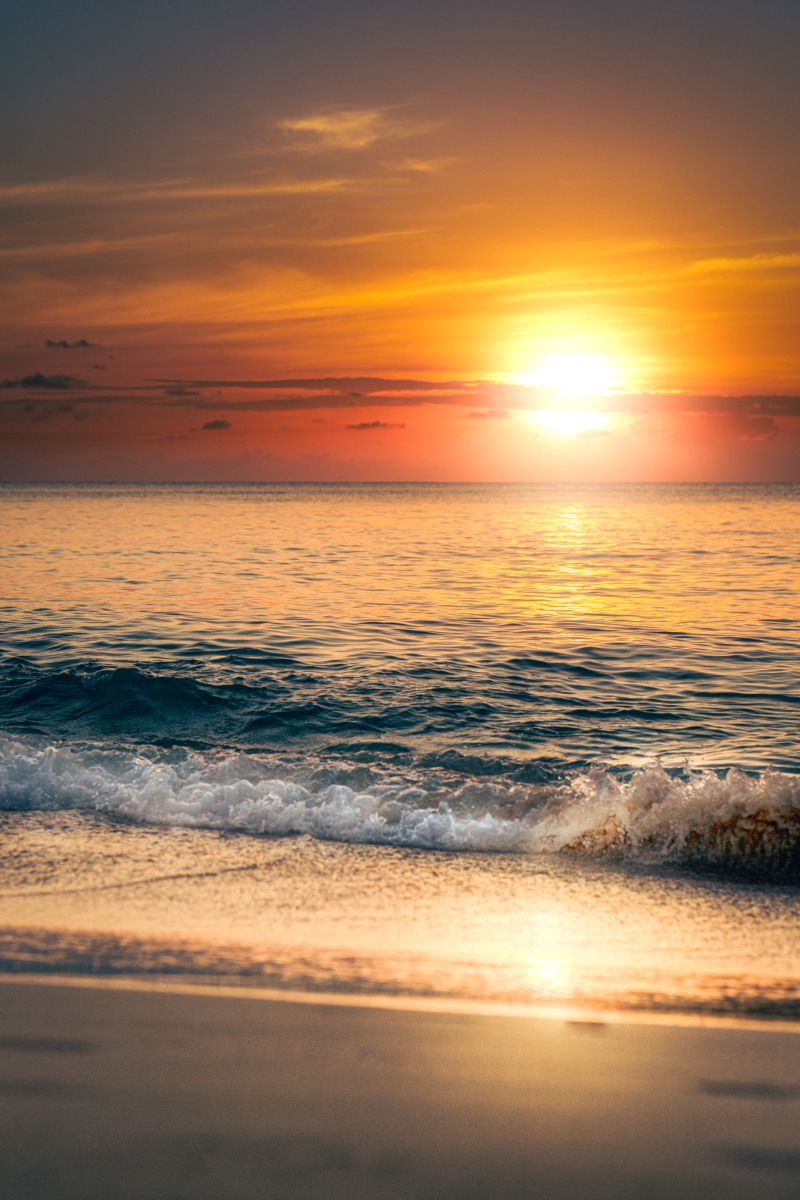 日出与日落时的颜色区别主要源自太阳光在地球大气层中传播路径挡不