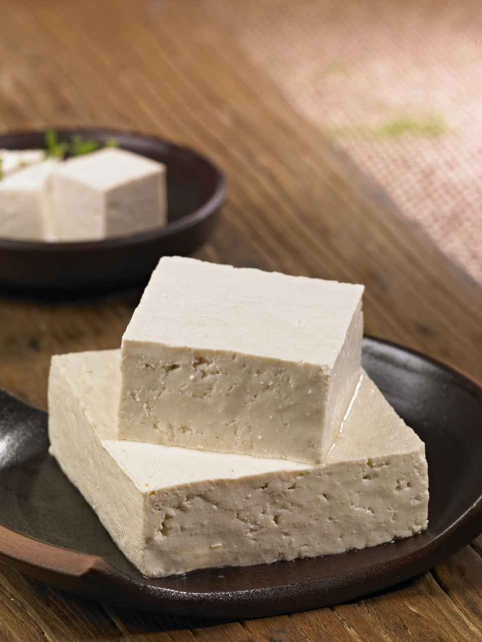 南豆腐和北豆腐在制作工艺,口感,含水量,外观和营养成分上都有明显