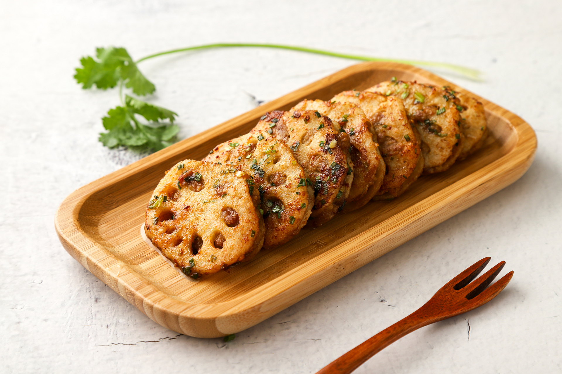 藕夹  藕夹又名藕夹子,得名由来藕是 " 偶 " 的谐音,偶即成双作对