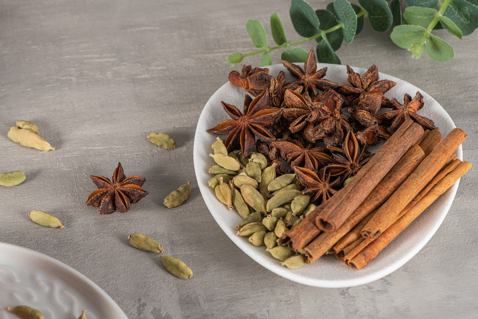 每天菜里放桂皮花椒八角白芷香叶有危害吗	 一般不建议每天菜里放桂皮