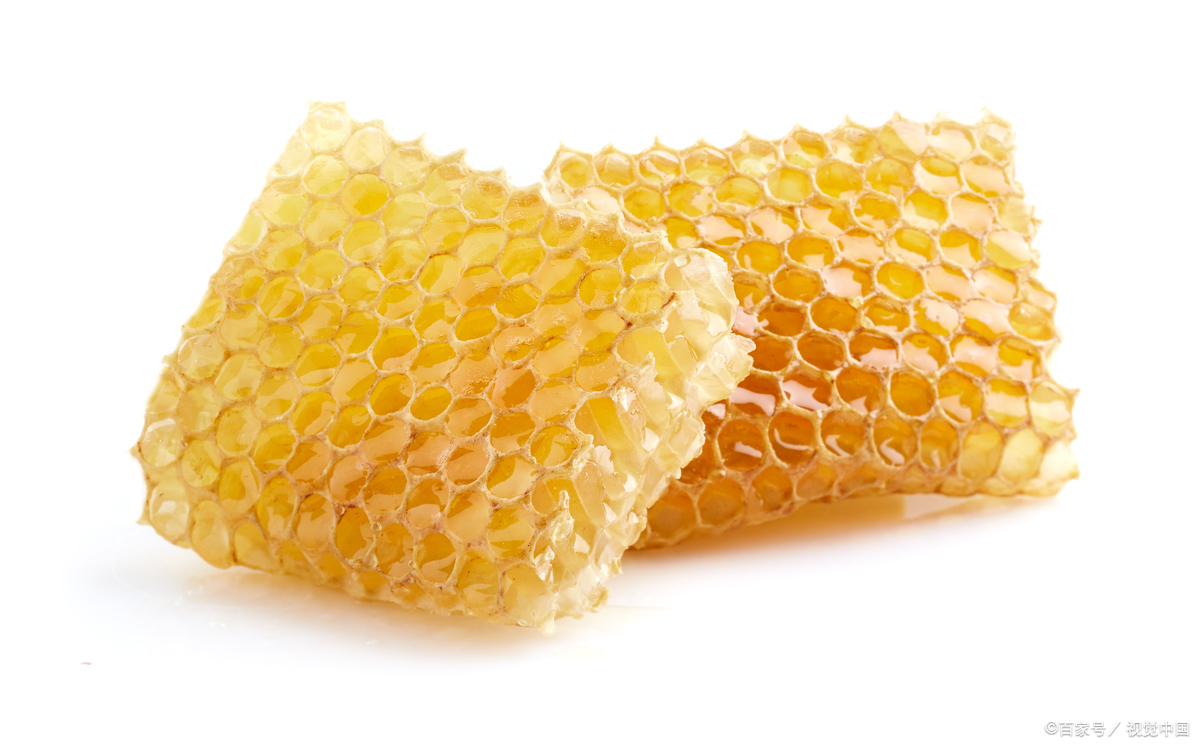 老一辈人常说蜂巢是个宝,但掰开蜂巢直接啃真的靠谱吗?