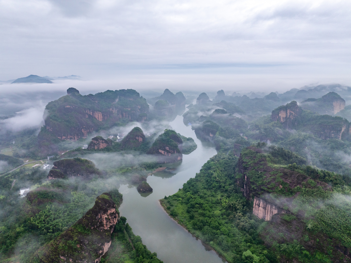 谈及鹰潭的旅游景点,首先不得不提的是龙虎山风景名胜区.