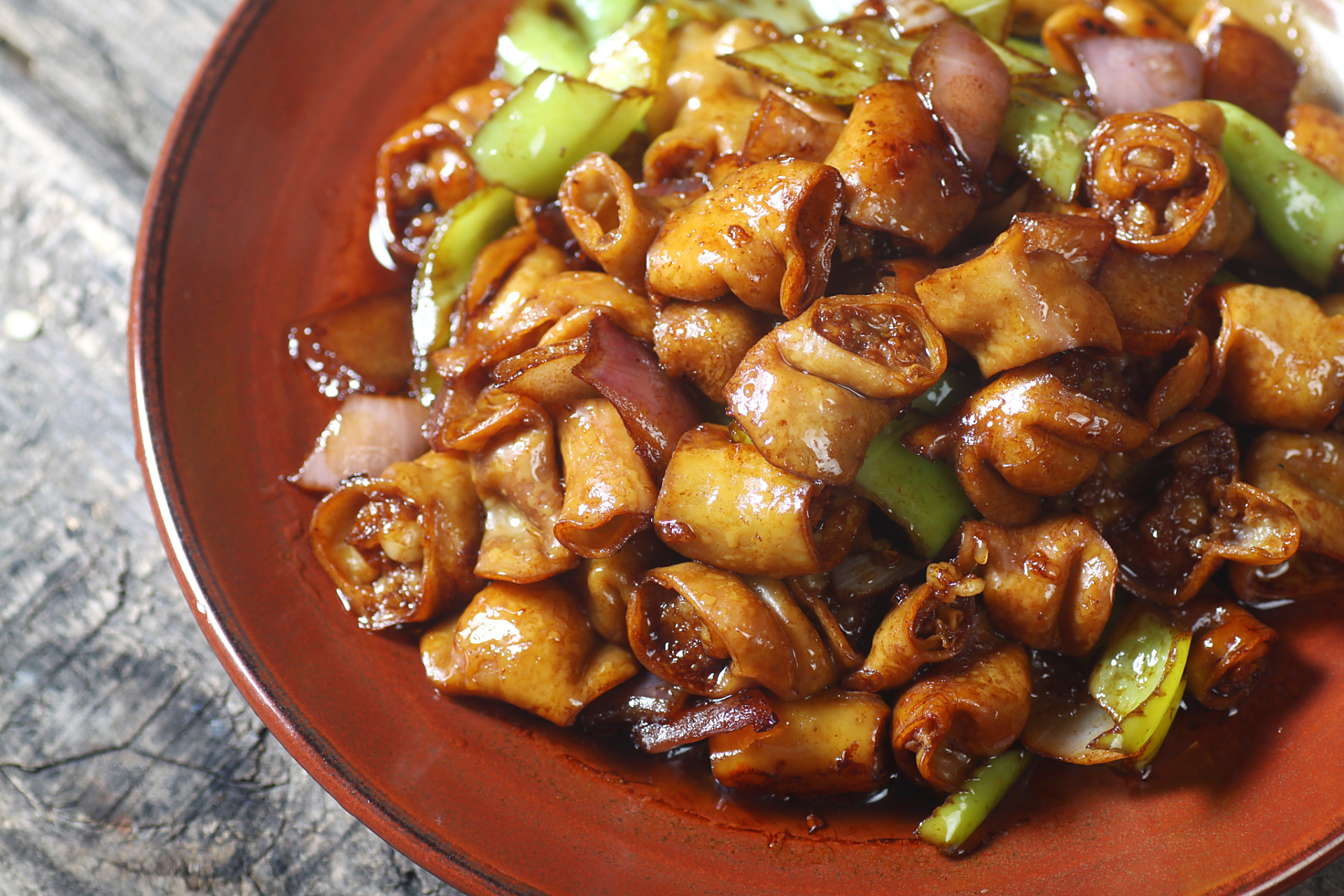 爆炒肥肠是一道香辣可口的经典家常菜品,经过预处理,爆炒,调味炒制和