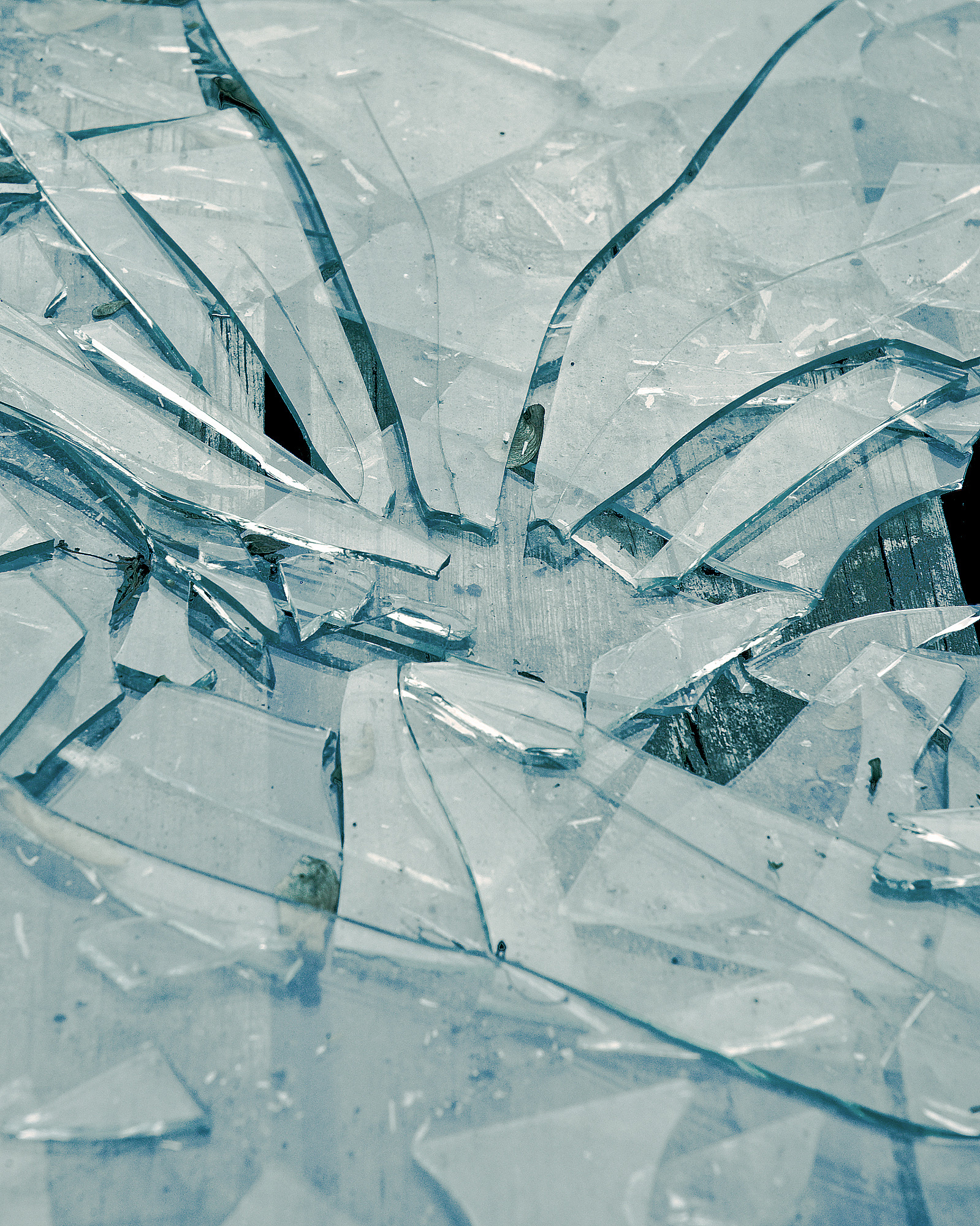 阳光透过窗帘的缝隙,洒在那面破碎的镜子上