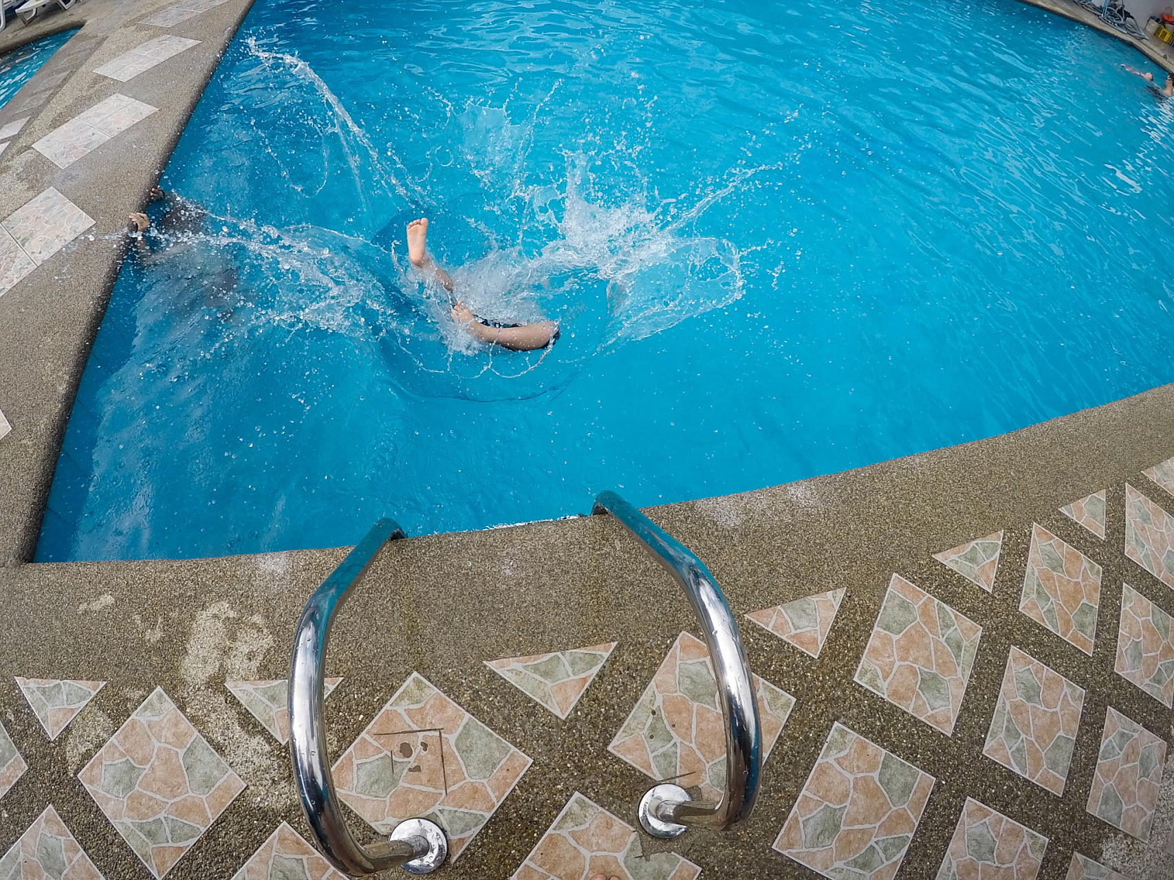 我们常常会去泳池享受清凉,但对于泳池经营行为的规范却少有人关注.