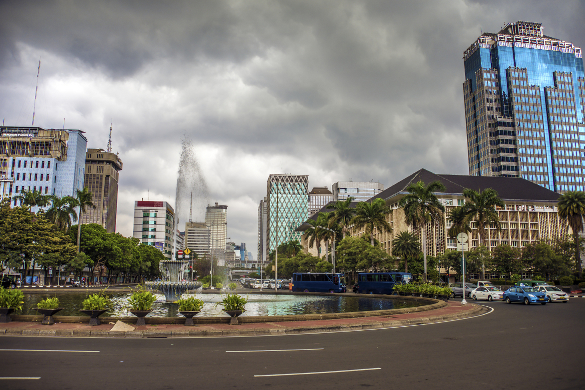 雅加达是印尼首都和国际大都市,拥有丰富的历史文化遗产,美丽的风景