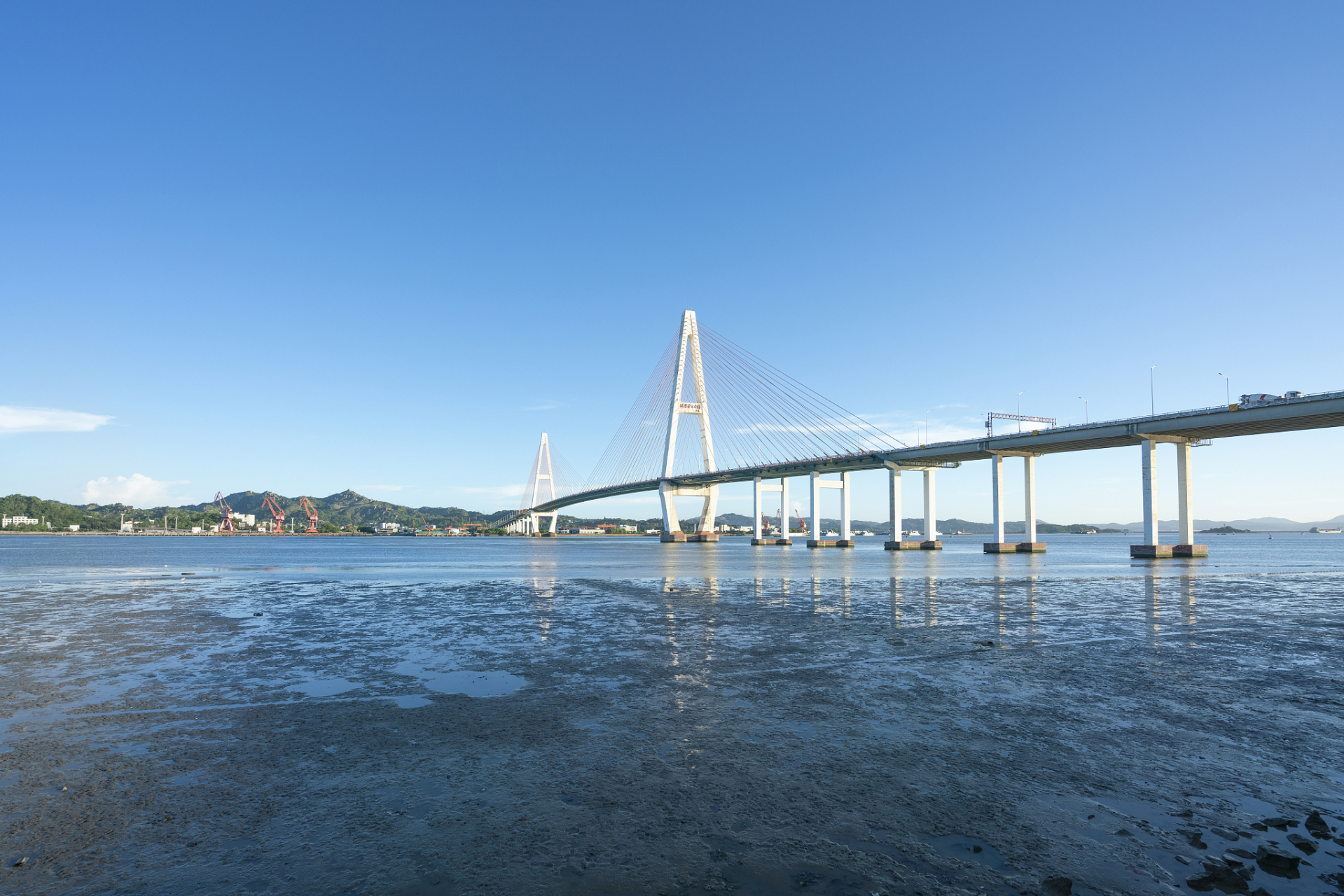 汕头南澳大桥:跨海长虹的浪漫之约  在浩渺的南海之滨,有一座横跨碧波