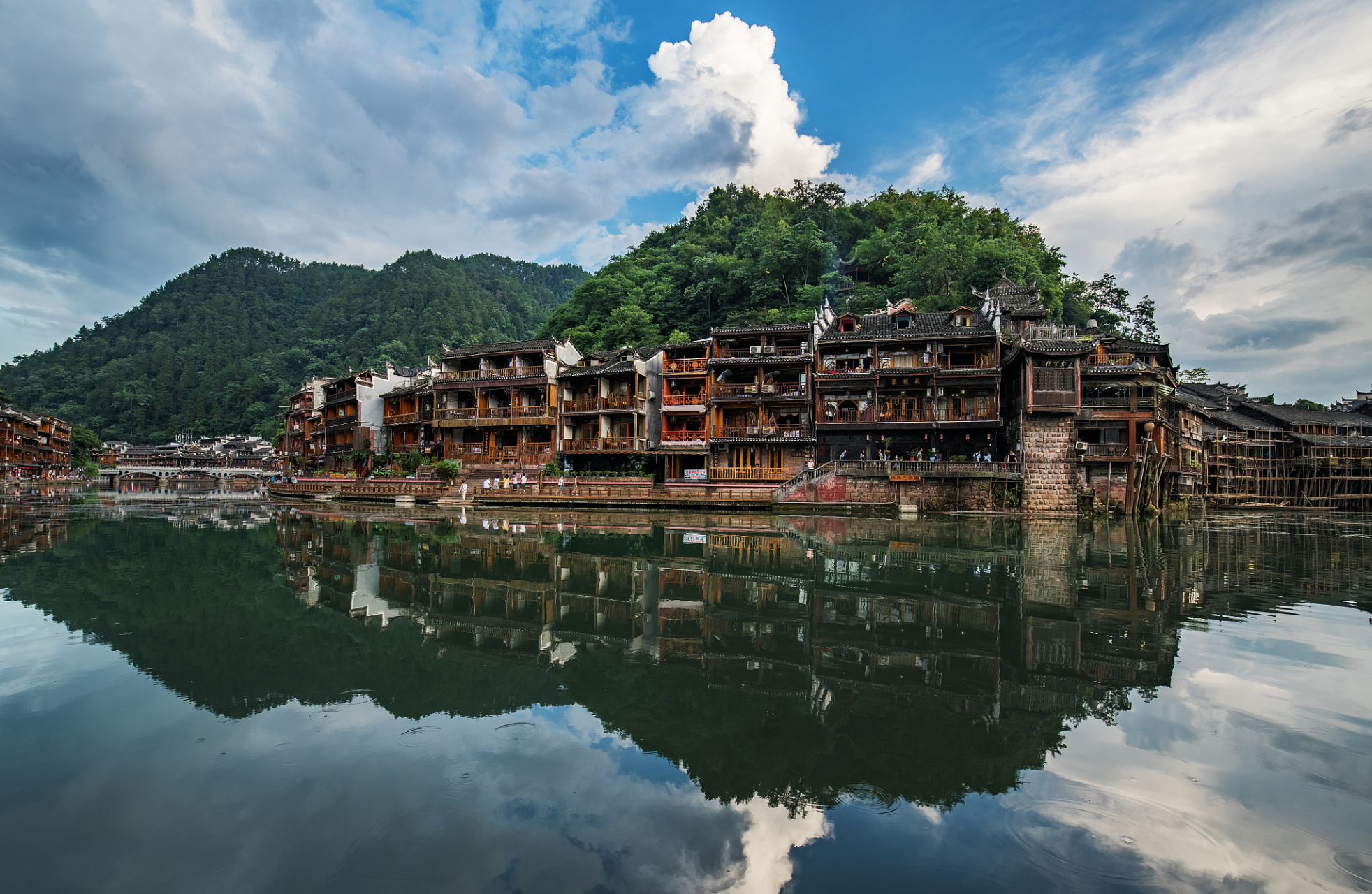 濯水古镇位于重庆市黔江区东南角濯水镇境内,地处乌江主要支流阿蓬江
