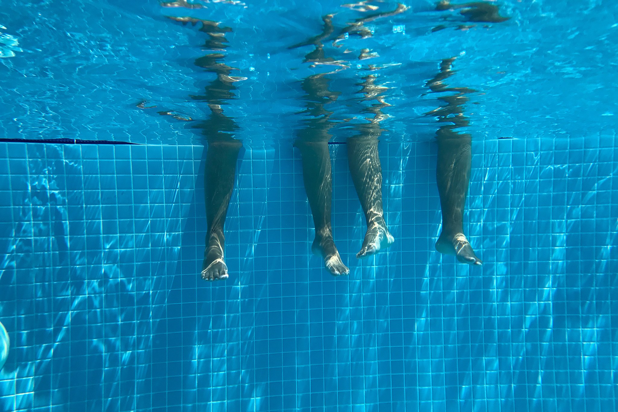 但需注意游泳场所安全,合理安排运动时间和强度,避免过度劳累,与其他