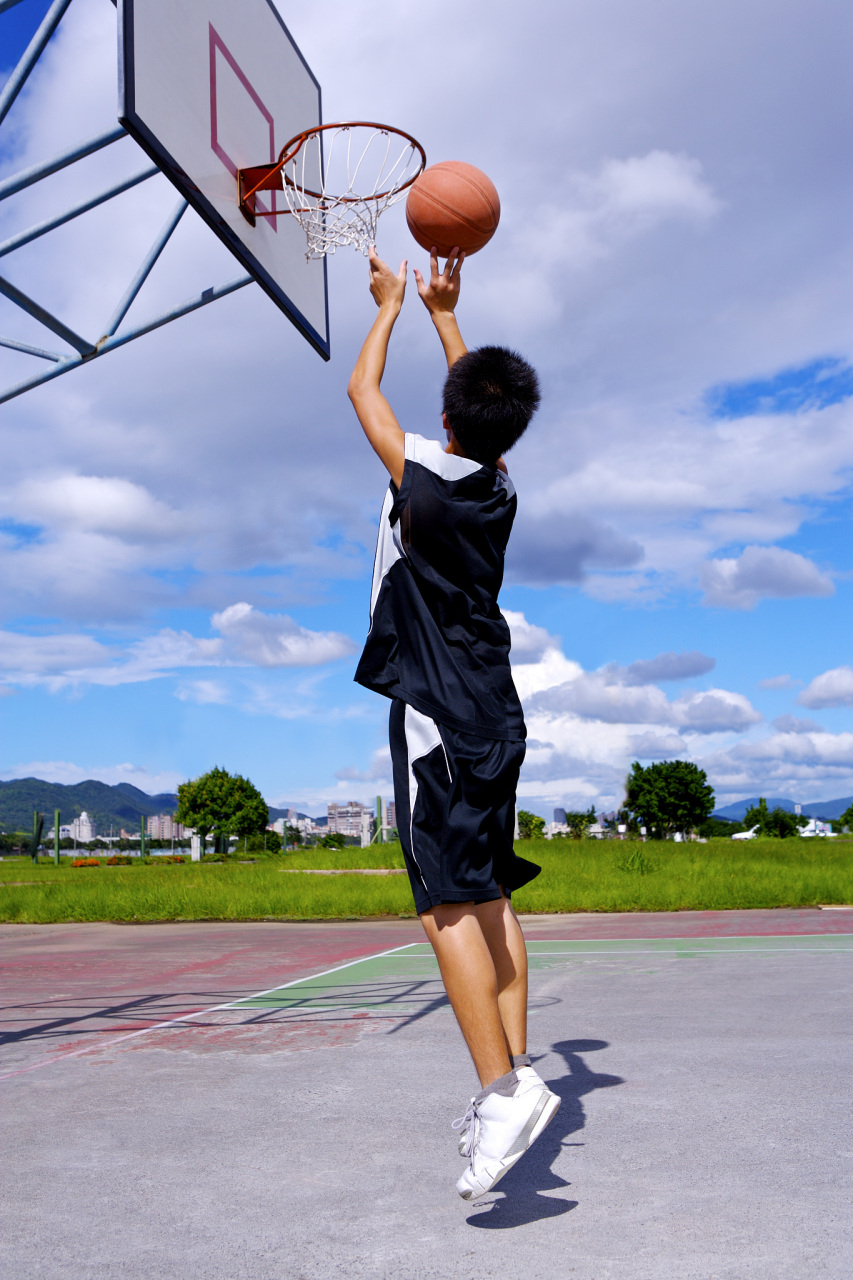 "作为一个学生,除了学习,运动也是必不可少的🏀 最近我在学校打篮球