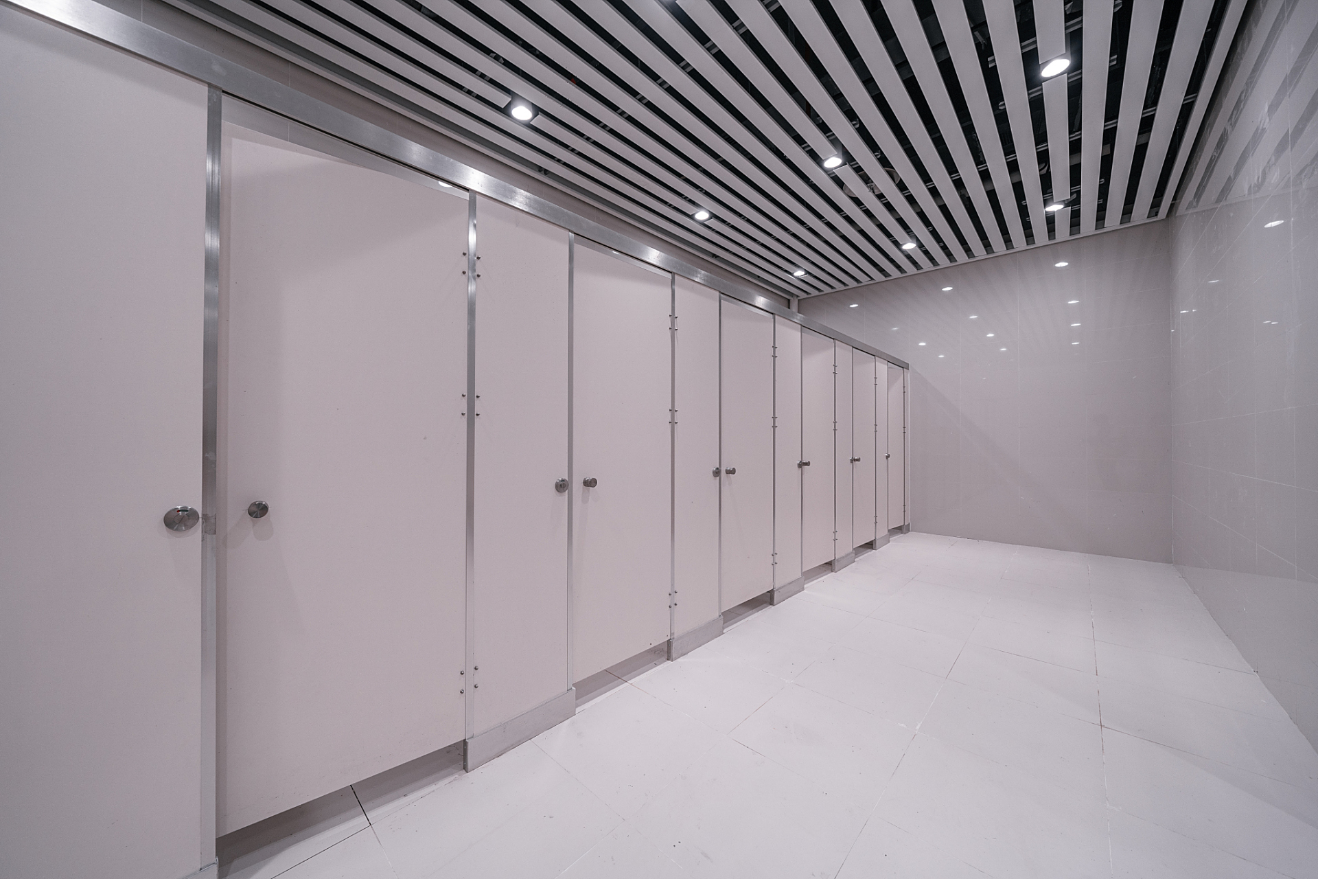 在选择商业场所时,需要考虑食品卫生,环境卫生,人员卫生,防疫措施和