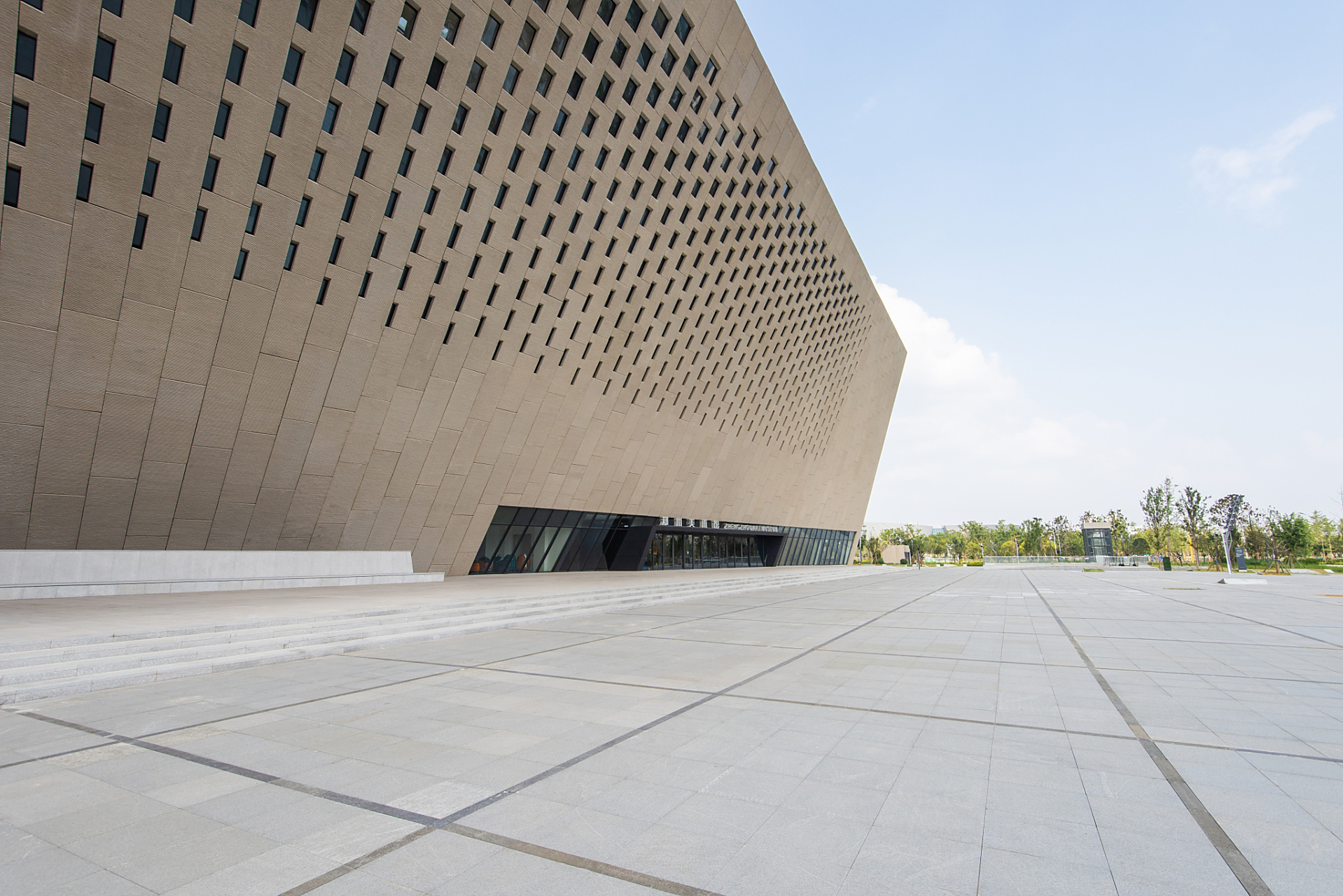 郑州美术馆,这座矗立于郑州市中心的艺术殿堂,以其独特的建筑风负和