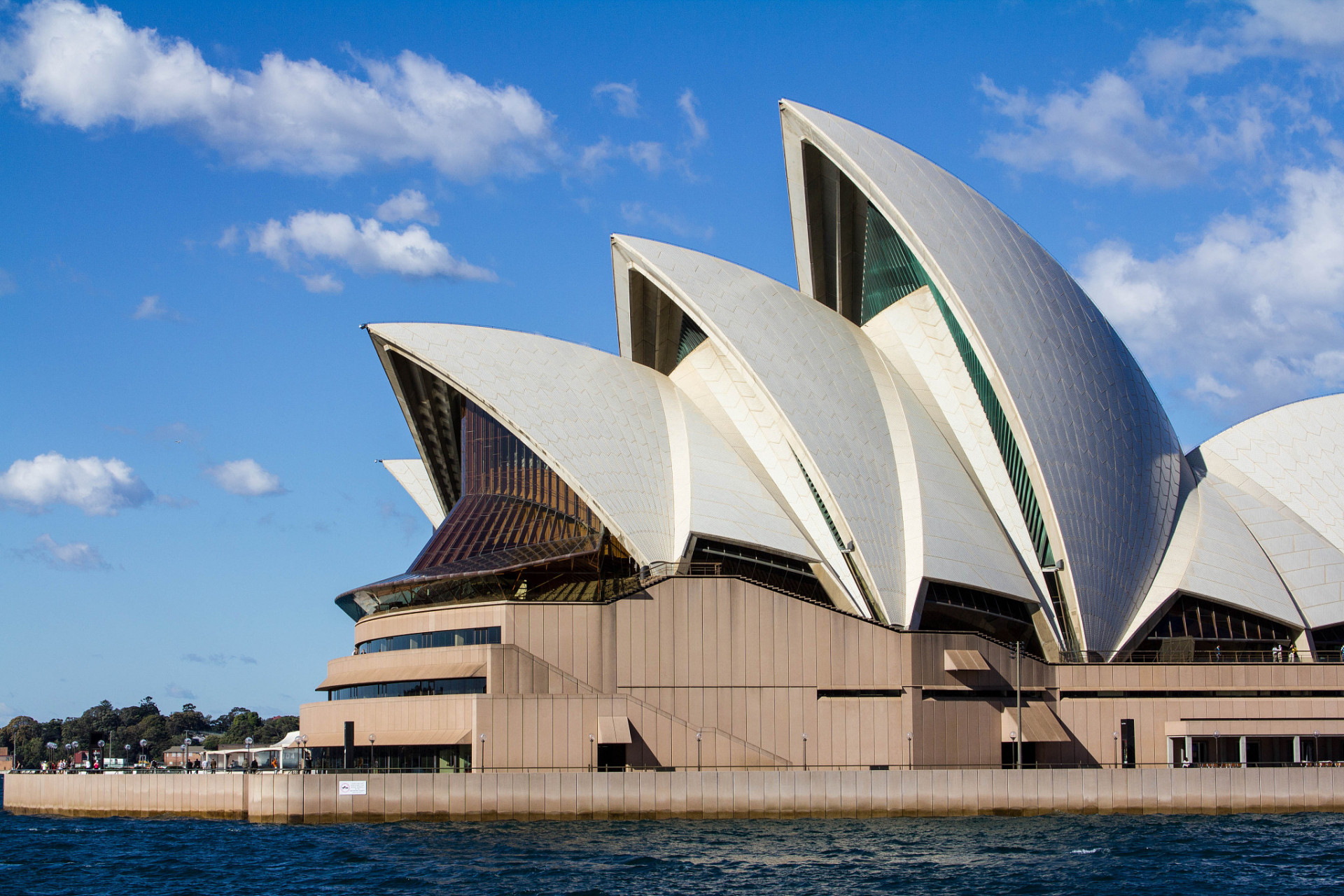 opera house)是世界上最著名的建筑之一,也是澳大利亚的标志性景点