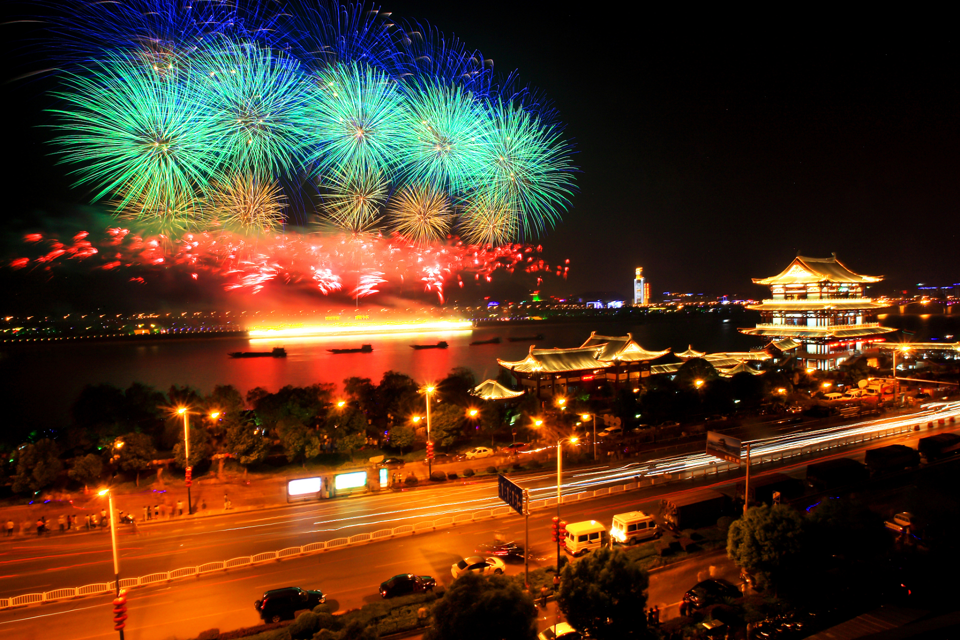 长沙人都不用睡觉吗#烟花盛宴:湘江边的烟花表演是一场视觉盛宴,令人