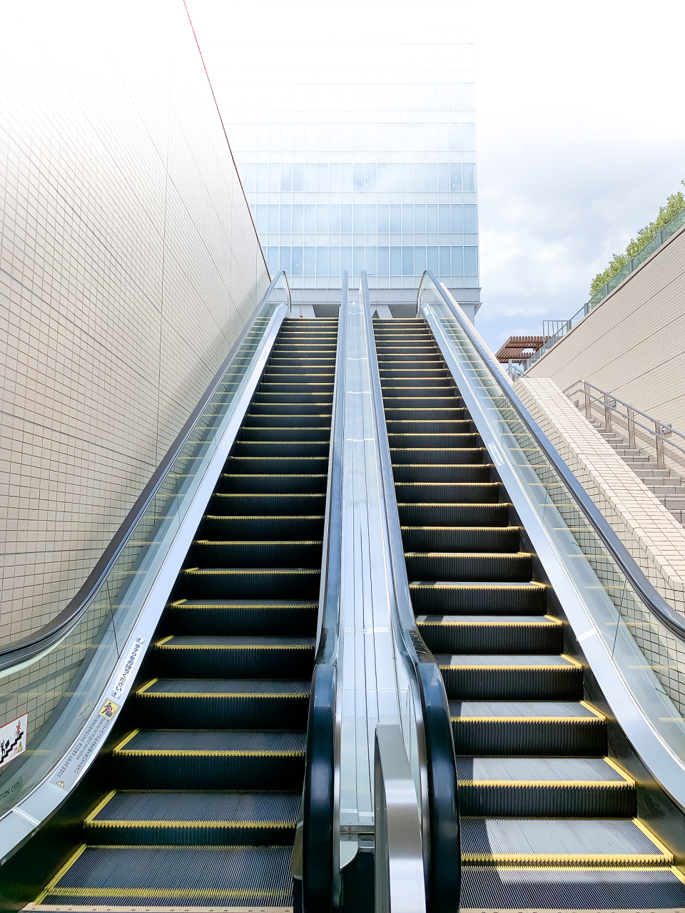 刷新闻,北京一男子乘扶手电梯,用手肘猛拐身前一女子,并吐口水.