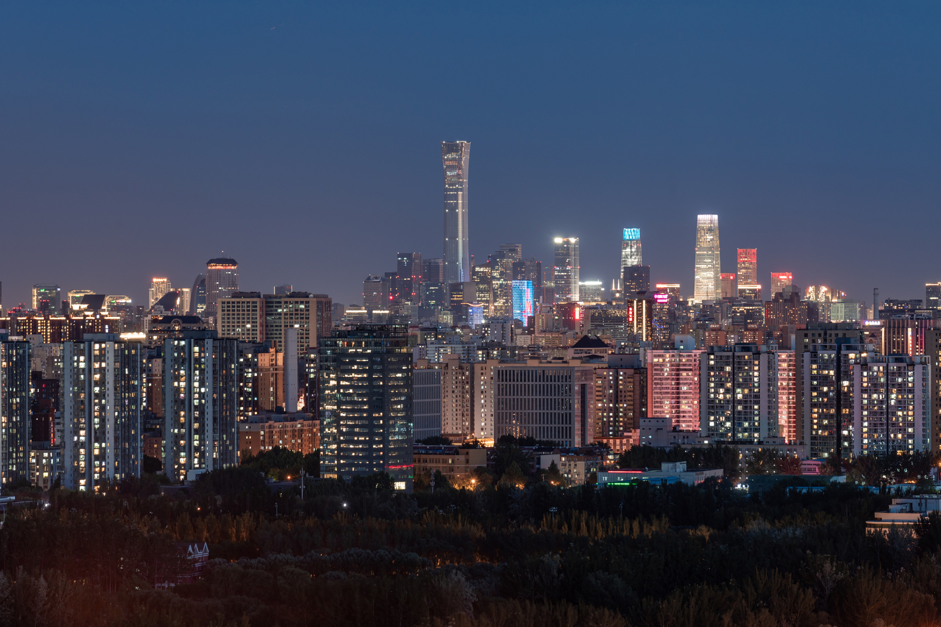 94记得初来北京时,每当夜幕降临,我经常会痴痴凝望着夜晚居民楼中