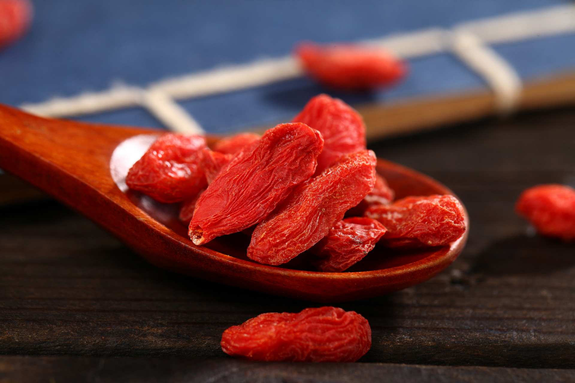 2,枸杞 滁菊,治肝肾不足,视物不清,头昏目花,头胀头痛,腰酸膝痛.