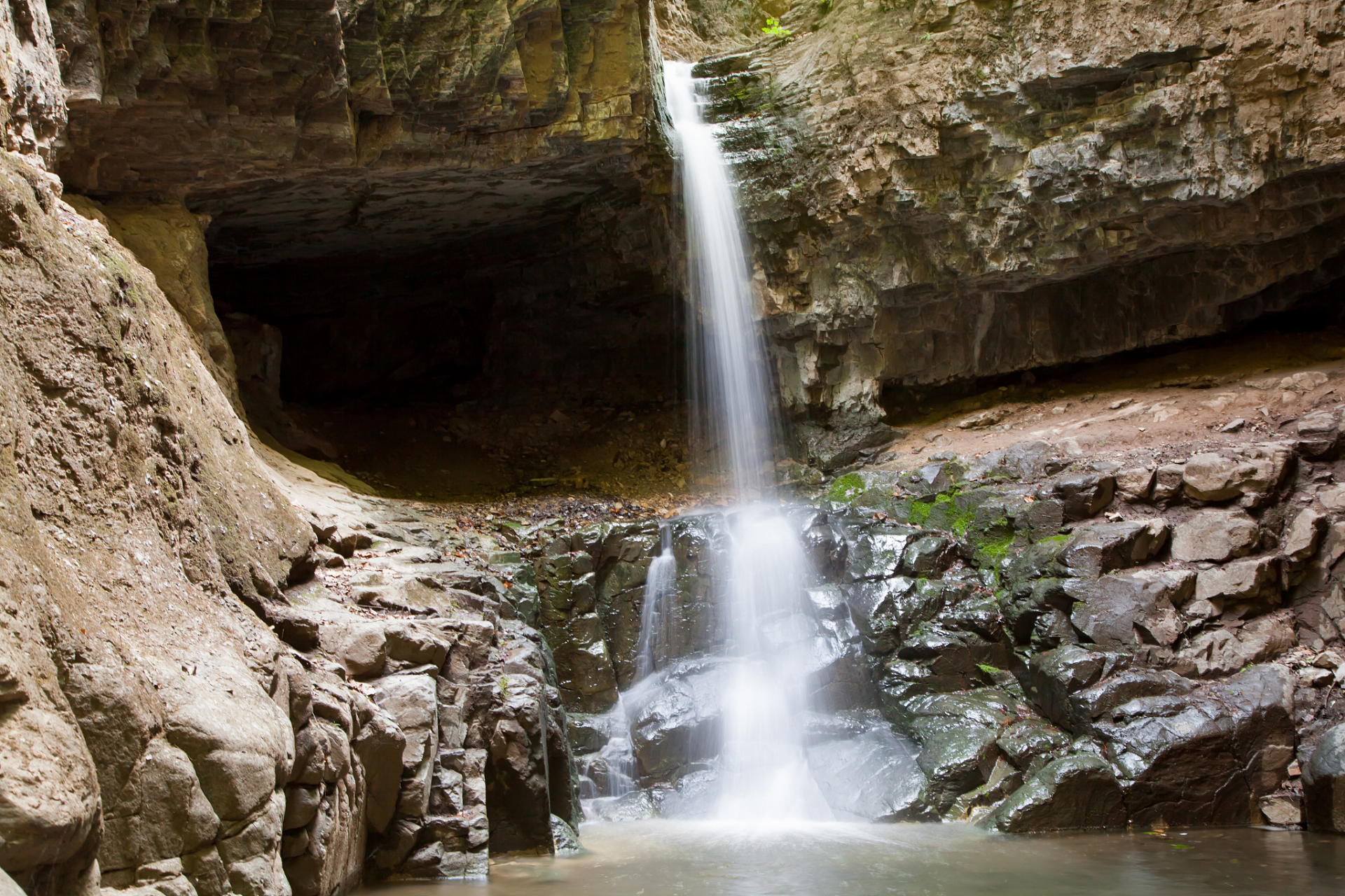 江西庐山三叠泉,位于庐山风景区,是一处令人陶醉的自然奇观.