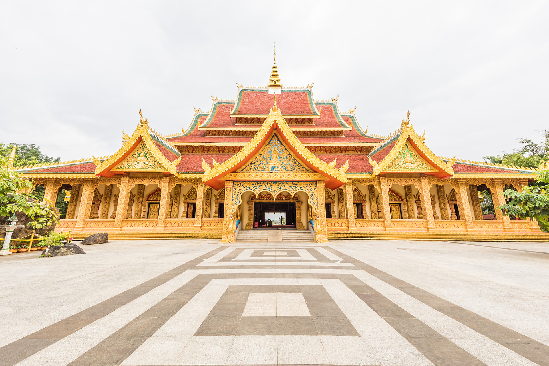 勐泐大佛寺,位于云南省西双版纳傣族自治州州府景洪市城郊,按照国家