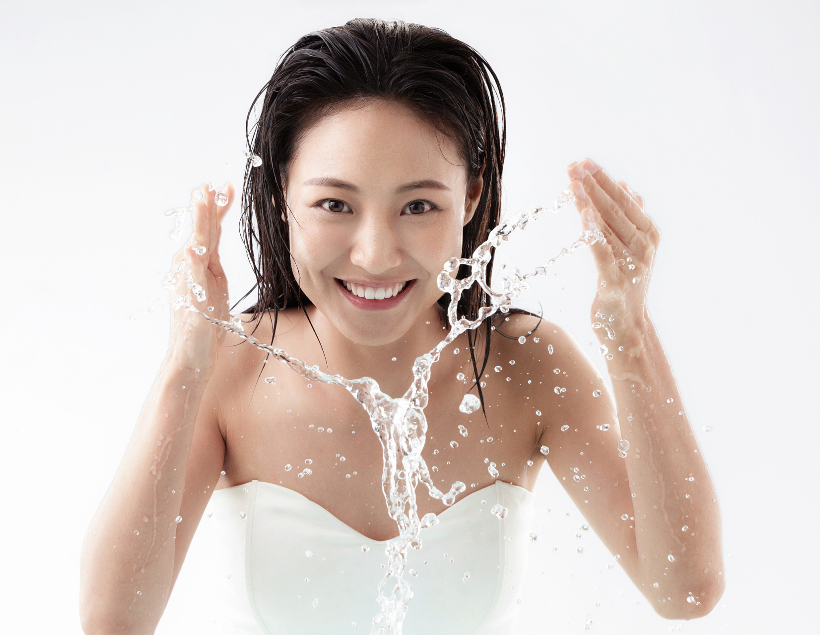 热水洗脸去油效果比较好,不会容易出现毛孔堵塞的情况.