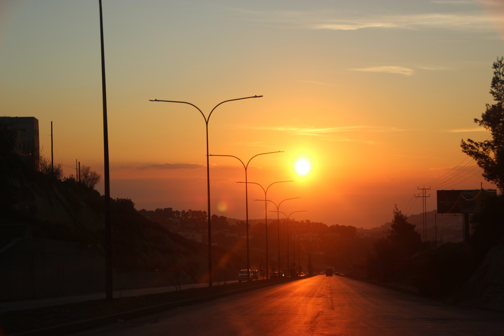 黄昏时分,街道被夕阳染上了一层金色.