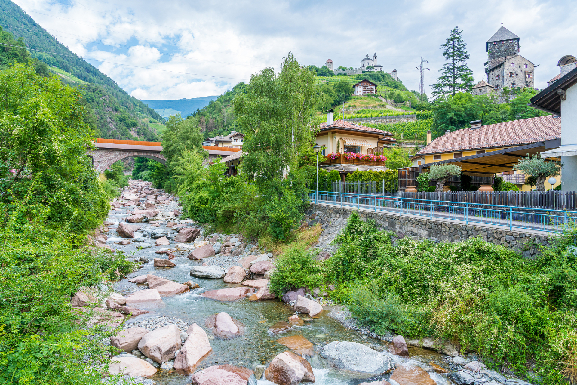 热点引擎计划# 腾冲洞山温泉村是一个非常美丽和独特的旅游目的地.