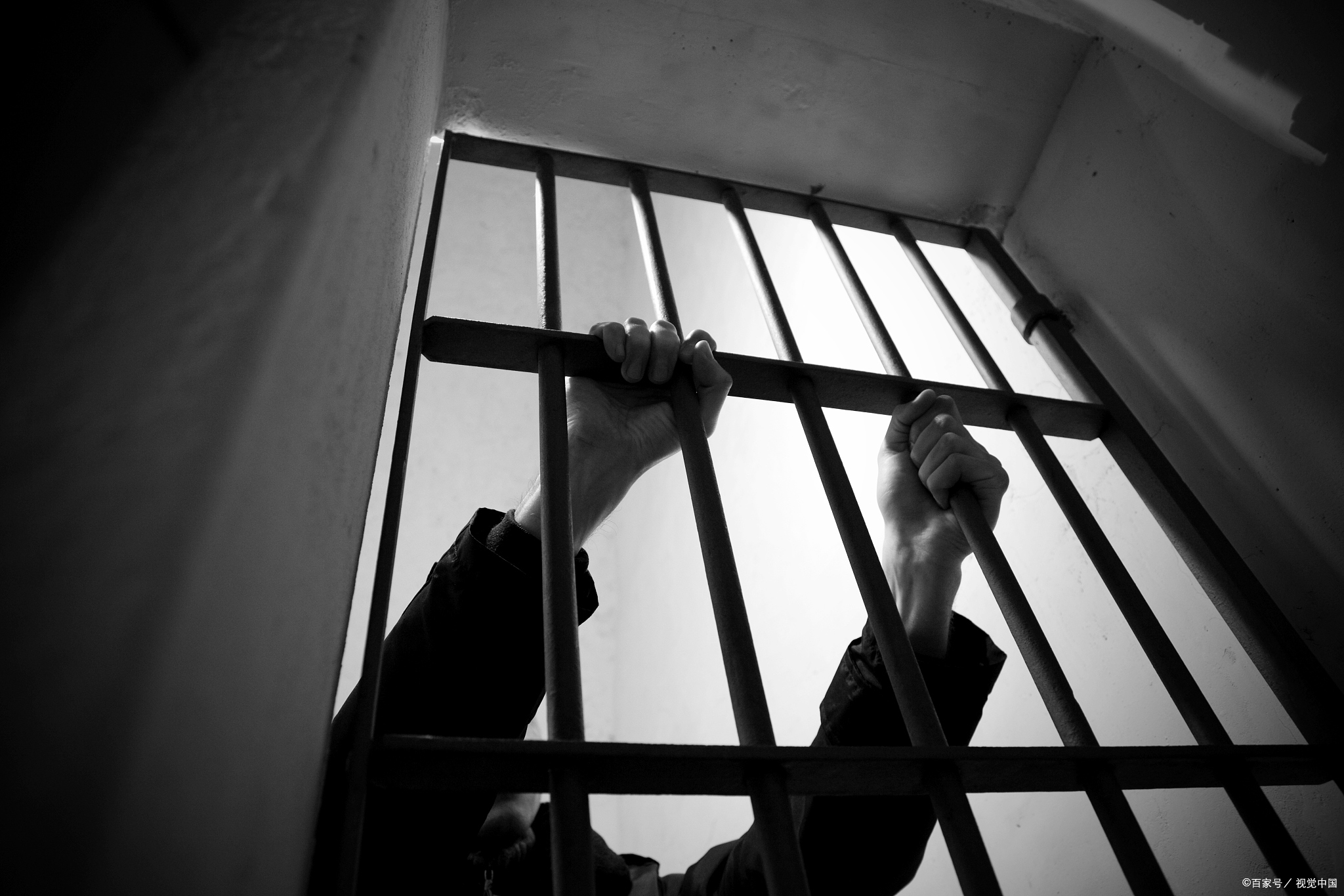 罪犯背影被困在牢笼里的人图片监狱抱孩子背影监狱服刑人员背影的照片