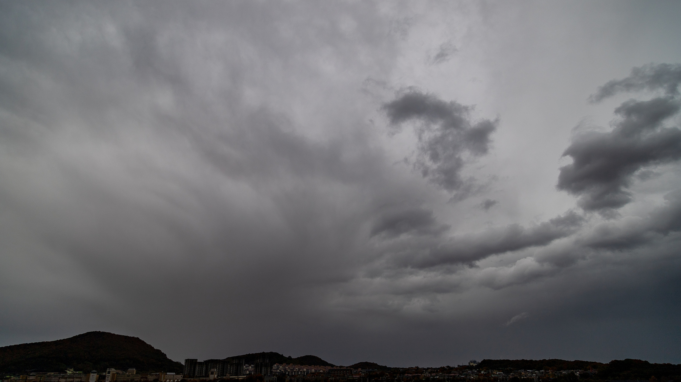 乌云密布的天空 如我内心的犹豫不决 狂风呼啸,预示着大雨的降临 如我
