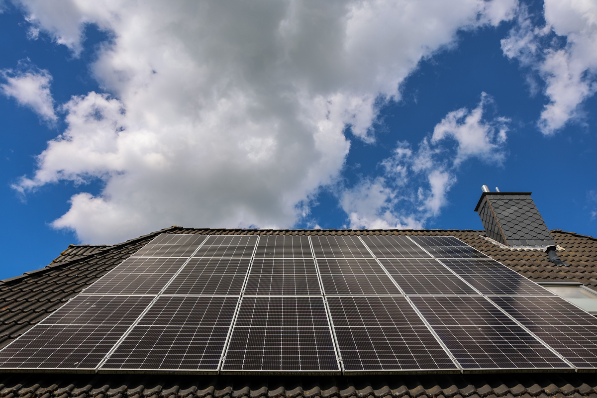 江苏旭泰电子请求能够应对沙尘暴的光伏板专利防止沙粒在刷扫过程中二次划伤板面