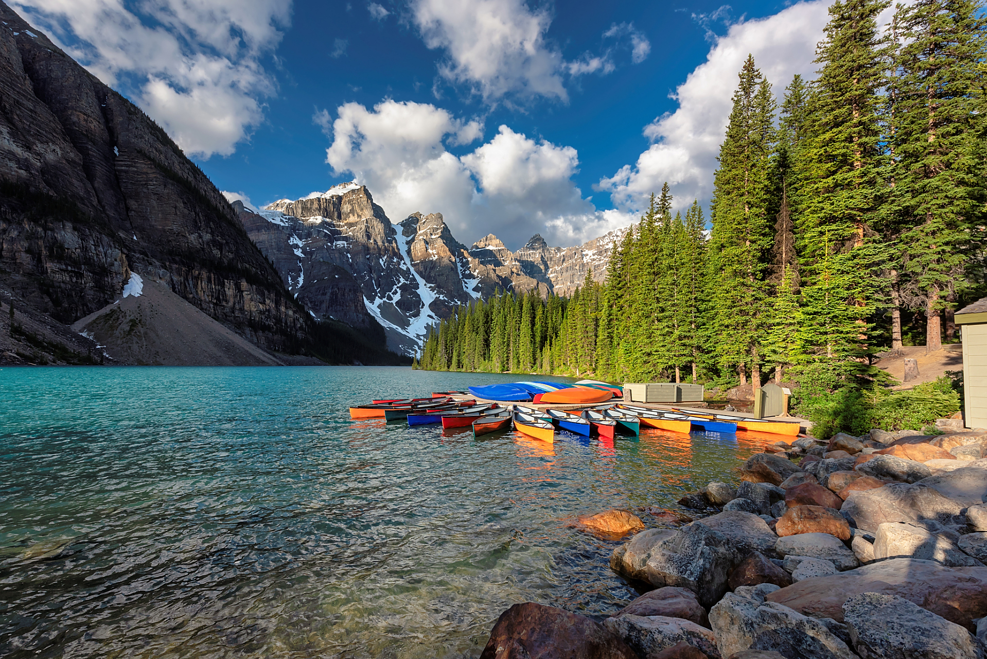 梦莲湖(moraine lake)是加拿大班夫国家公园的一个冰川湖,距路易斯湖