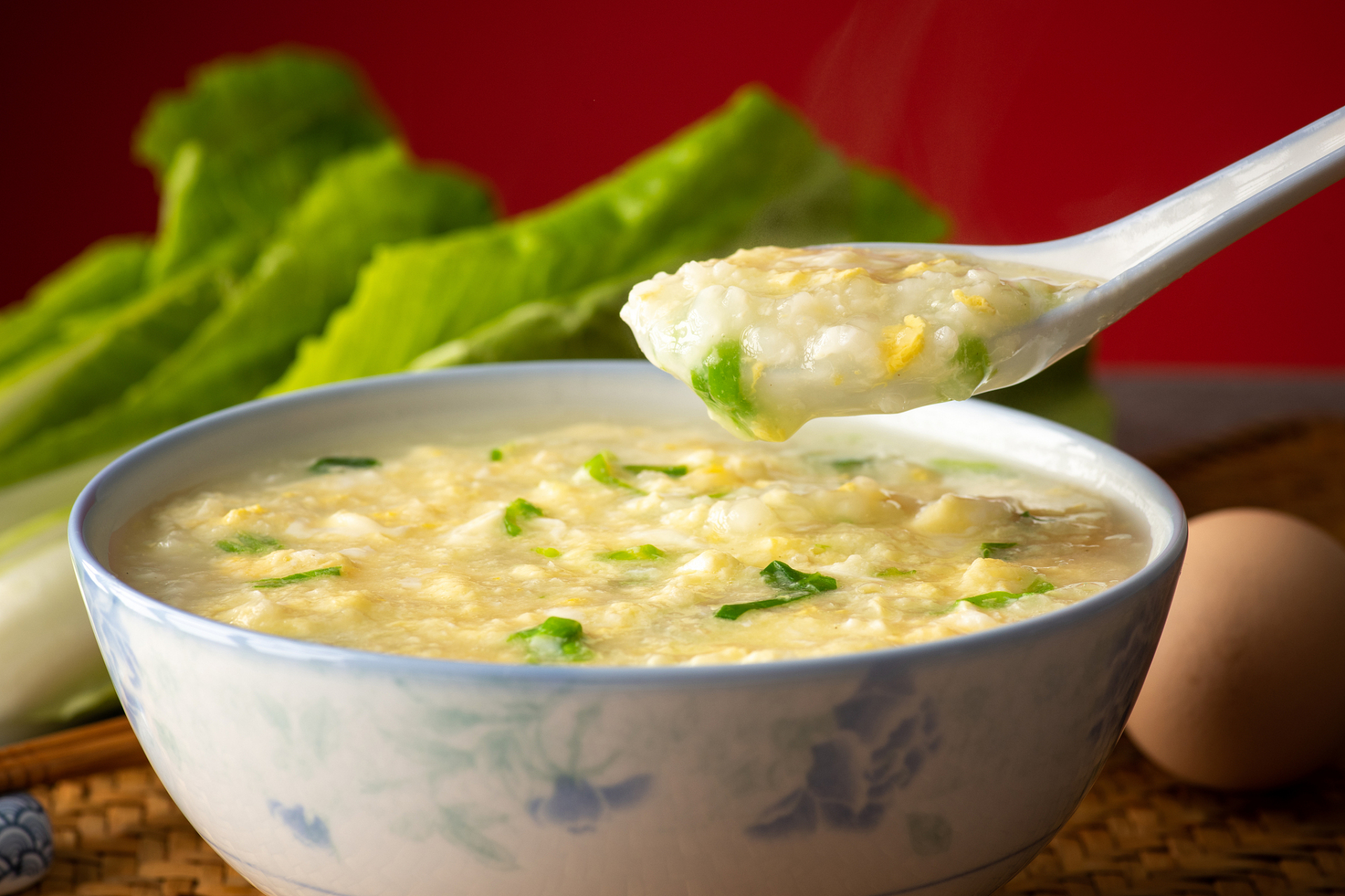 小雪节气多食粥汤多饮热水  冬天多食热粥有益健康,如有养心除烦作用