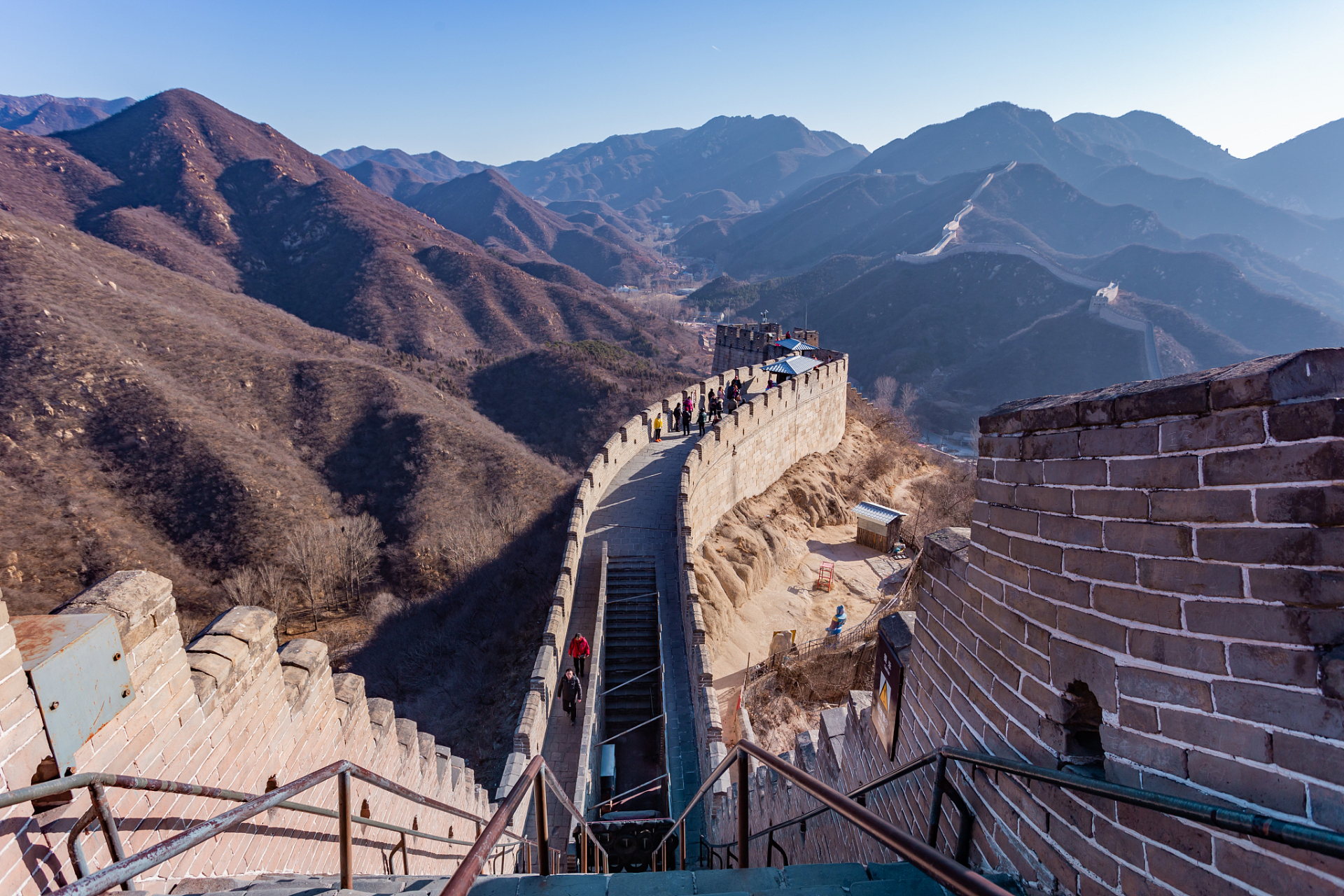如果夏天想要找一处宜人的旅游胜地,八达岭长城无疑是一个理想的选择