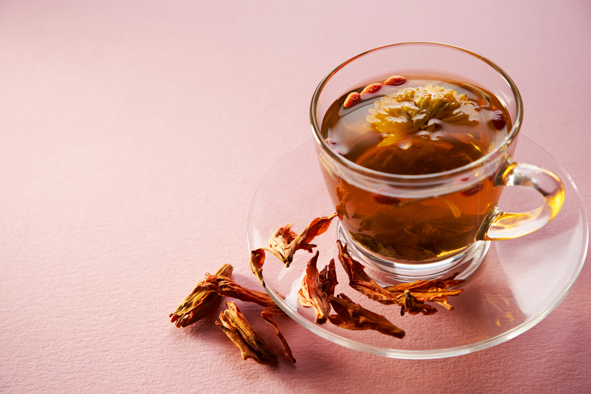 人参茶的功效与作用,人参茶怎么泡好喝 人参茶是以人参为原料制成的