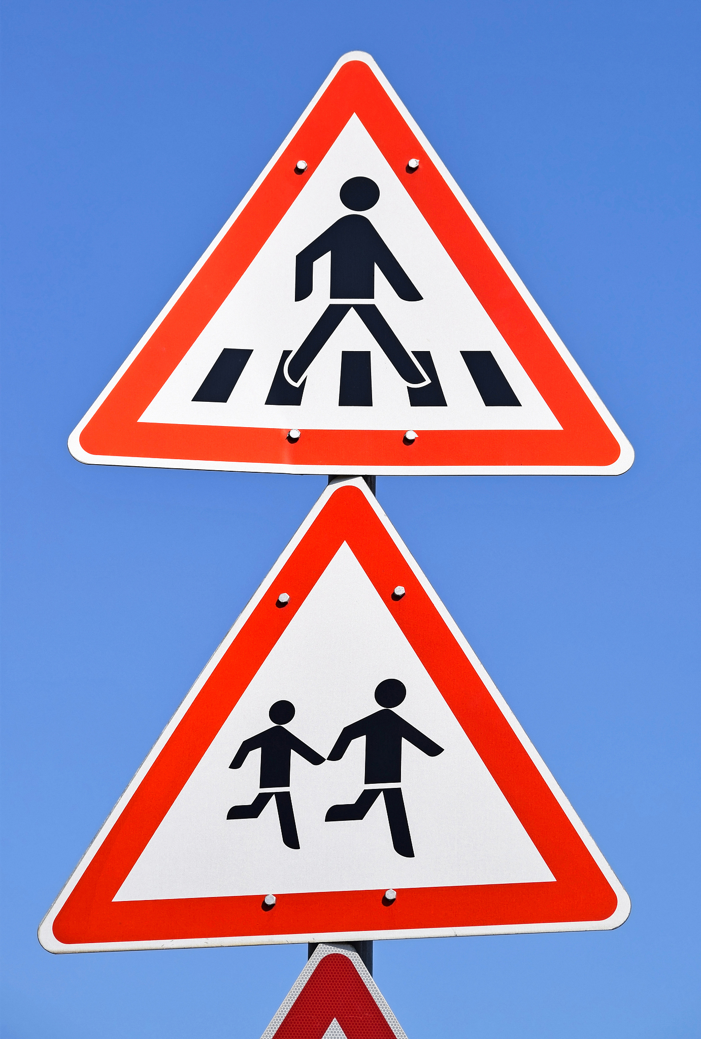 女子醉卧马路被轧身亡,送人者却认定无责