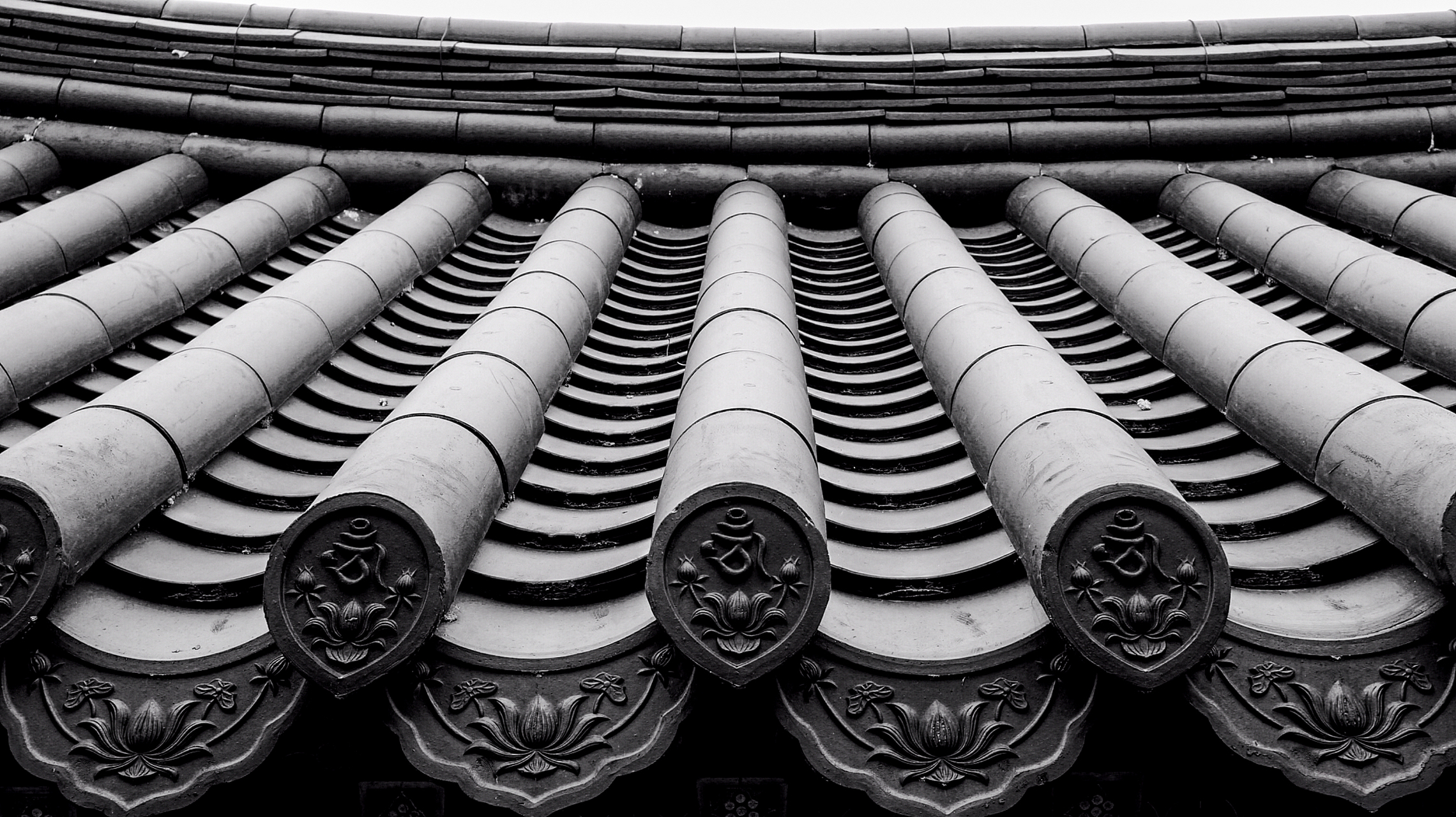 古房子的屋顶是用瓦做的,但是造型却各具特色