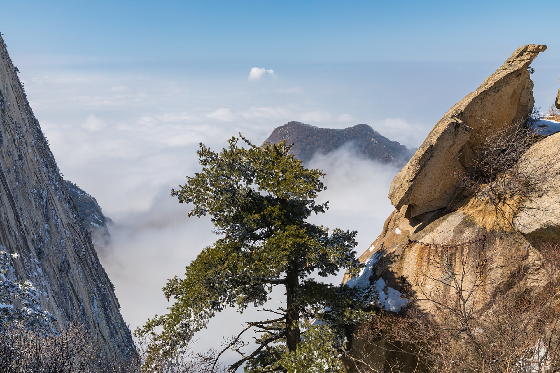华山古称"西岳",雅称"太华山",为中国五岳之一,中华文明的发祥地,中华